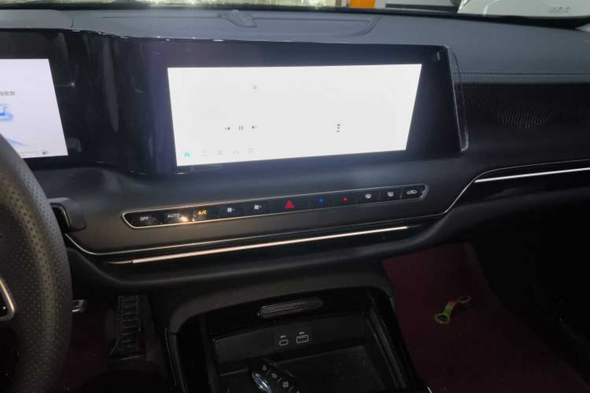 Used Hongqi H9 2025 2.0T Two-Wheel Drive Flagship Luxury Business Edition 5 Seats Audio And AC Panel