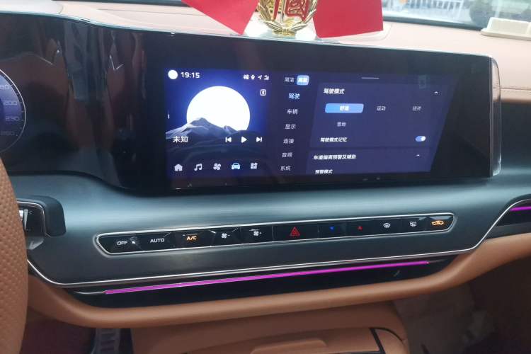 Used Hongqi H9 2025 Model Facelifted 2.0T Two-Wheel Drive Flag-Style Private Enjoyment Fashion Edition, 5 Seats Audio And AC Panel
