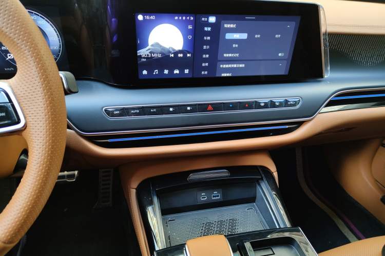 Used Hongqi H9 2025 2.0T Two-Wheel Drive Flagship Luxury Business Edition 5 Seats Audio And AC Panel