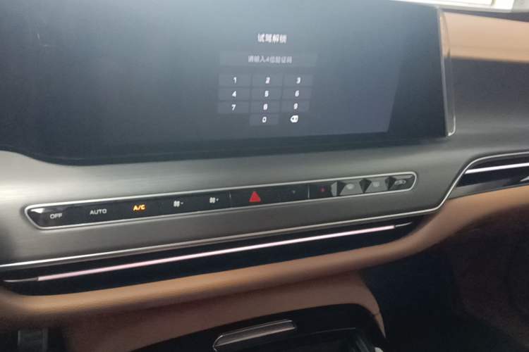 Used Hongqi H9 2025 2.0T Two-Wheel Drive Flagship Private Enjoyment Fashion Edition 5 Seats Audio And AC Panel