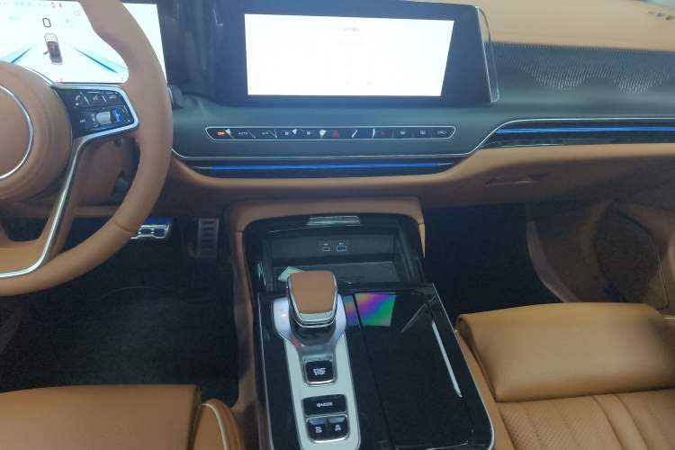 Used Hongqi H9 2025 Model Facelifted 2.0T Two-Wheel Drive Flag-Style Luxury Business Edition, 5 Seats Audio And AC Panel