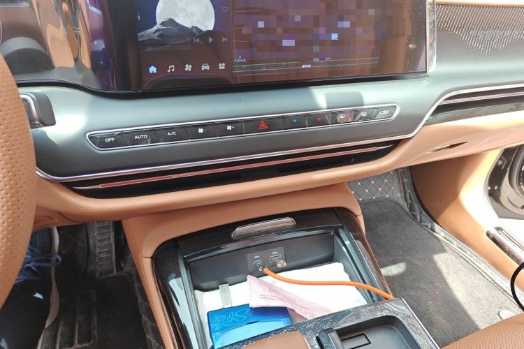 Used Hongqi H9 2025 2.0T Two-Wheel Drive Flagship Luxury Business Edition 5 Seats Audio And AC Panel