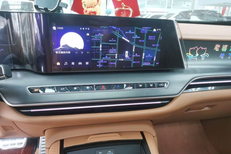 Used Hongqi H9 2025 Model Facelifted 2.0T Two-Wheel Drive Flag-Style Private Enjoyment Fashion Edition, 5 Seats Audio And AC Panel