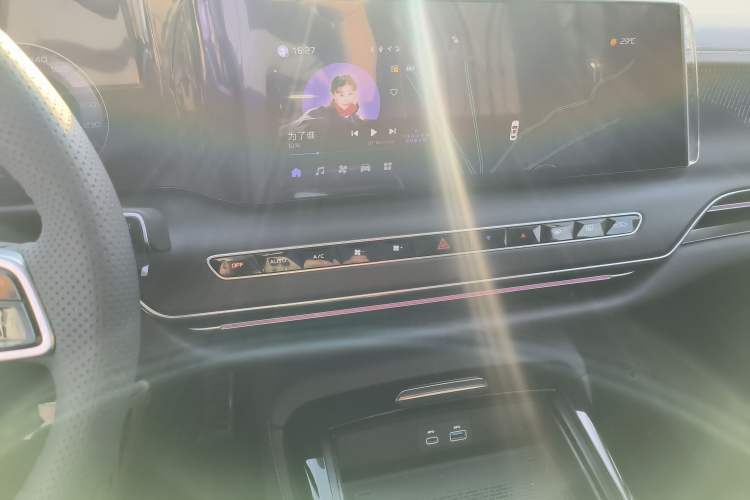 Used Hongqi H9 2025 2.0T Two-Wheel Drive Flagship Luxury Business Edition 5 Seats Audio And AC Panel