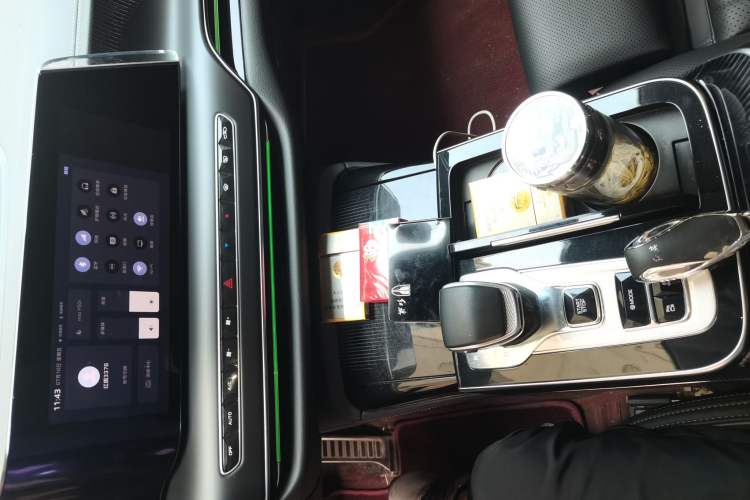 Used Hongqi H9 2025 Model Facelifted 2.0T Two-Wheel Drive Flag-Style Luxury Business Edition, 5 Seats Audio And AC Panel