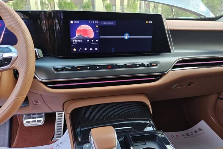 Used Hongqi H9 2025 Model Facelifted 2.0T Two-Wheel Drive Flag-Style Private Enjoyment Fashion Edition, 5 Seats Audio And AC Panel