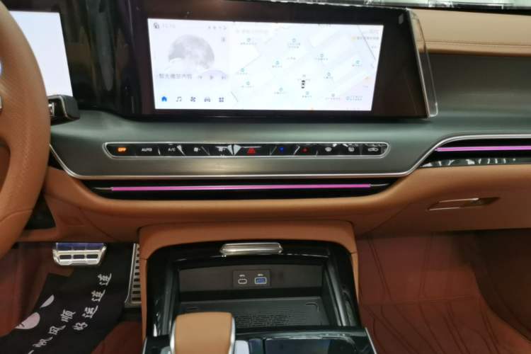 Used Hongqi H9 2025 2.0T Two-Wheel-Drive Flagship Private Enjoyment Style 5 Seats Audio And AC Panel