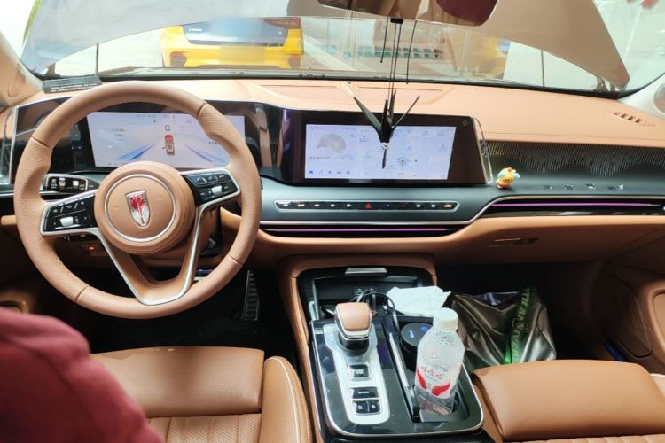 Used Hongqi H9 2025 Model Facelifted 2.0T Two-Wheel Drive Flag-Style Luxury Business Edition, 5 Seats Center Console