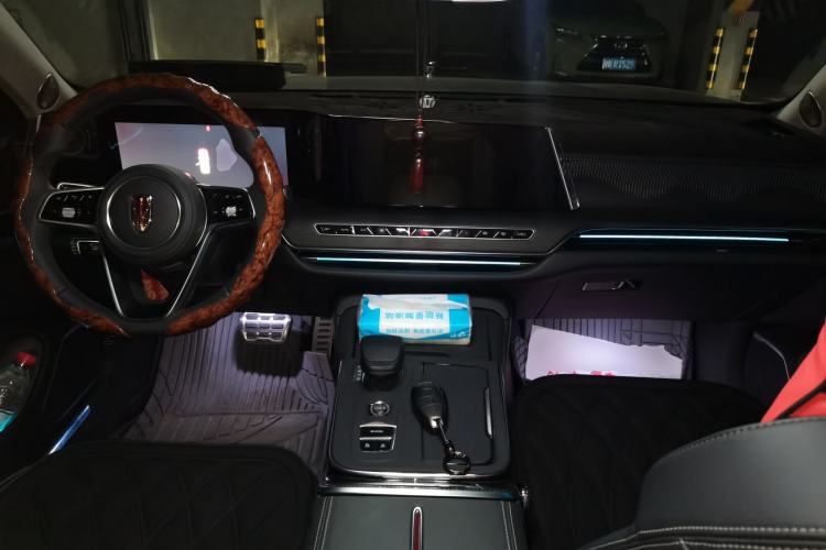 Used Hongqi H9 2025 2.0T Two-Wheel Drive Flagship Luxury Business Edition 5 Seats Center Console