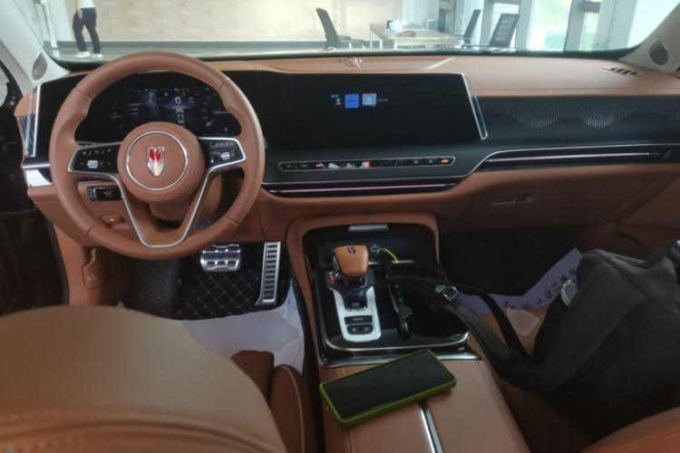Used Hongqi H9 2025 2.0T Two-Wheel Drive Flagship Luxury Business Edition 5 Seats Center Console