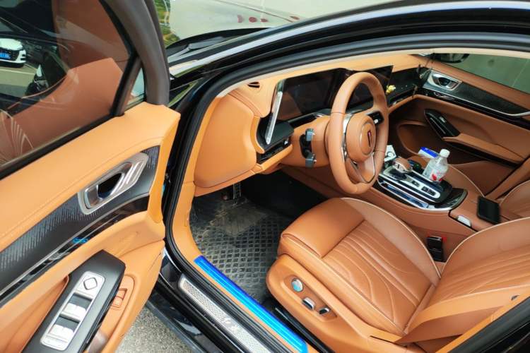 Used Hongqi H9 2025 Model Facelifted 2.0T Two-Wheel Drive Flag-Style Luxury Business Edition, 5 Seats Driver Seat