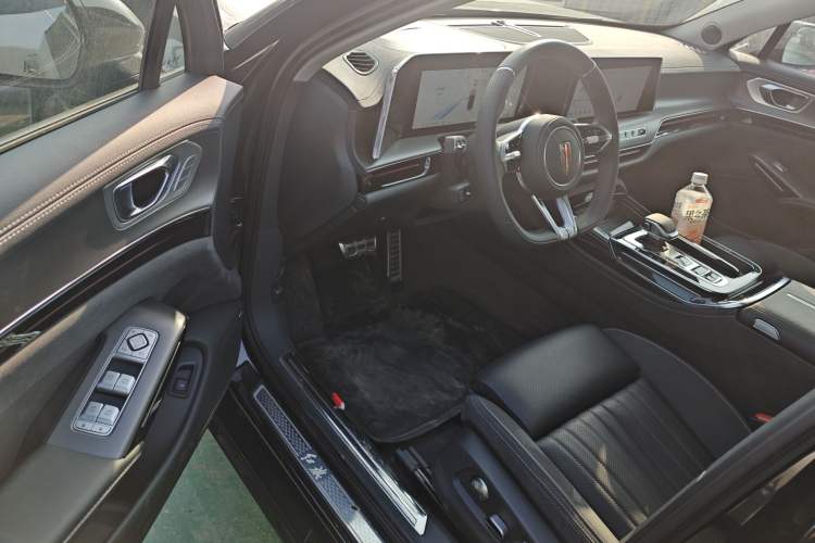 Used Hongqi H9 2025 2.0T Two-Wheel-Drive Flagship Private Enjoyment Style 5 Seats Driver Seat