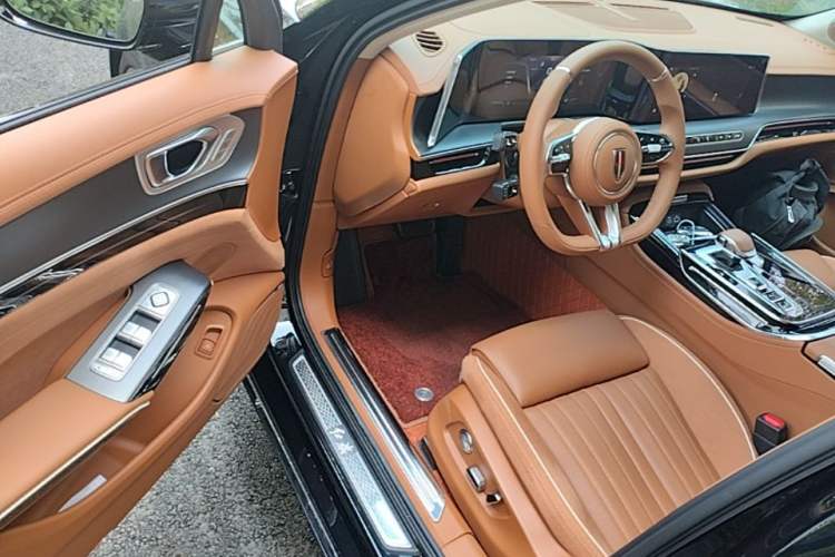 Used Hongqi H9 2025 Model Facelifted 2.0T Two-Wheel Drive Flag-Style Private Enjoyment Fashion Edition, 5 Seats Driver Seat