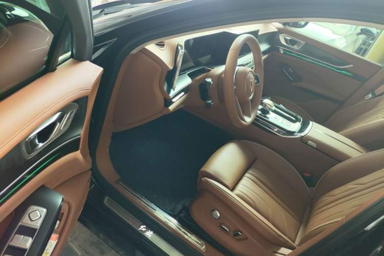 Used Hongqi H9 2025 Model Facelifted 2.0T Two-Wheel Drive Flag-Style Luxury Business Edition, 5 Seats Driver Seat
