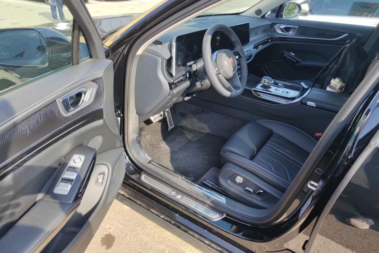 Used Hongqi H9 2025 2.0T Two-Wheel Drive Flagship Luxury Business Edition 5 Seats Driver Seat