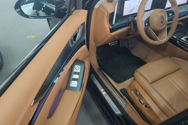 Used Hongqi H9 2025 Model Facelifted 2.0T Two-Wheel Drive Flag-Style Luxury Business Edition, 5 Seats Driver Seat