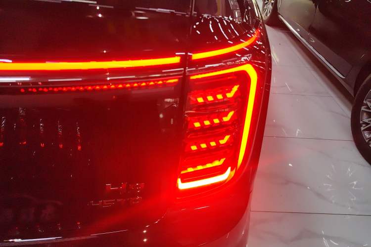 Used Hongqi H9 2025 2.0T Two-Wheel-Drive Flagship Private Enjoyment Style 5 Seats Exterior 3