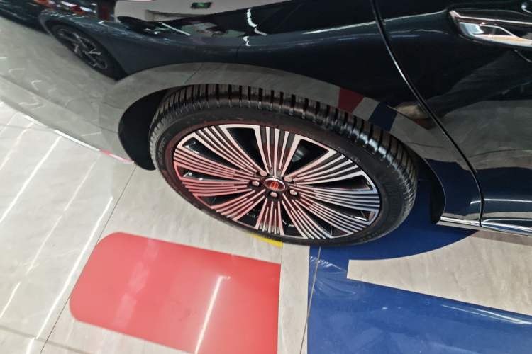Used Hongqi H9 2025 Model Facelifted 2.0T Two-Wheel Drive Flag-Style Luxury Business Edition, 5 Seats Exterior 8