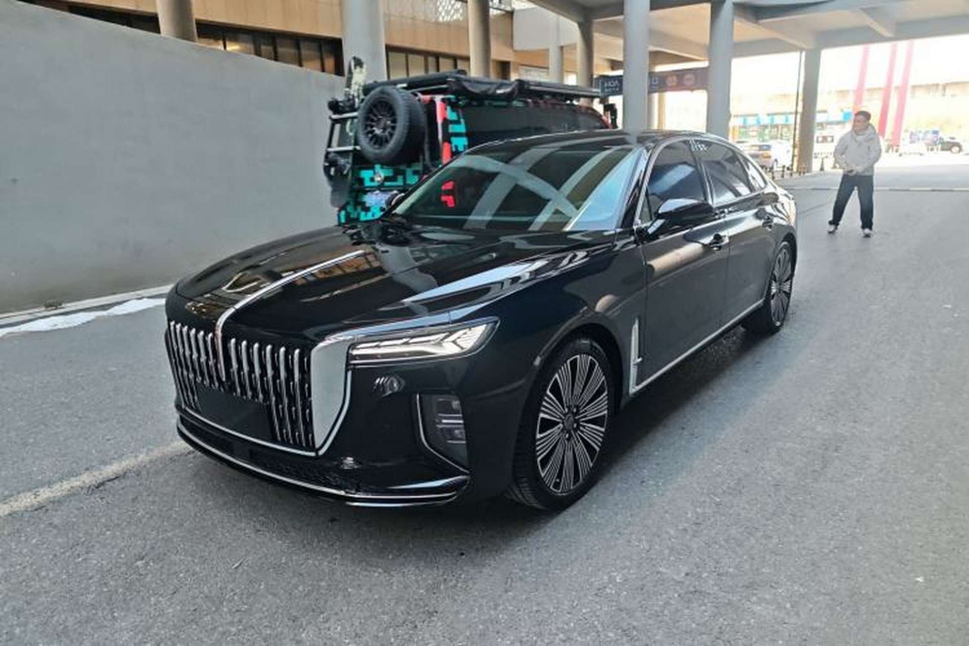 Used Hongqi H9 2025 Model Facelifted 2.0T Two-Wheel Drive Flag-Style Luxury Business Edition, 5 Seats Front Left 45 Deg