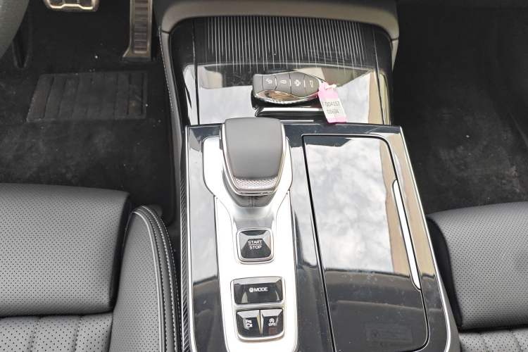 Used Hongqi H9 2025 2.0T Two-Wheel Drive Flagship Luxury Business Edition 5 Seats Gear Lever
