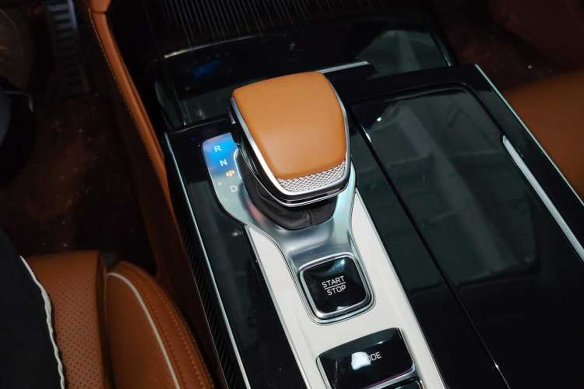 Used Hongqi H9 2025 Model Facelifted 2.0T Two-Wheel Drive Flag-Style Luxury Business Edition, 5 Seats Gear Lever