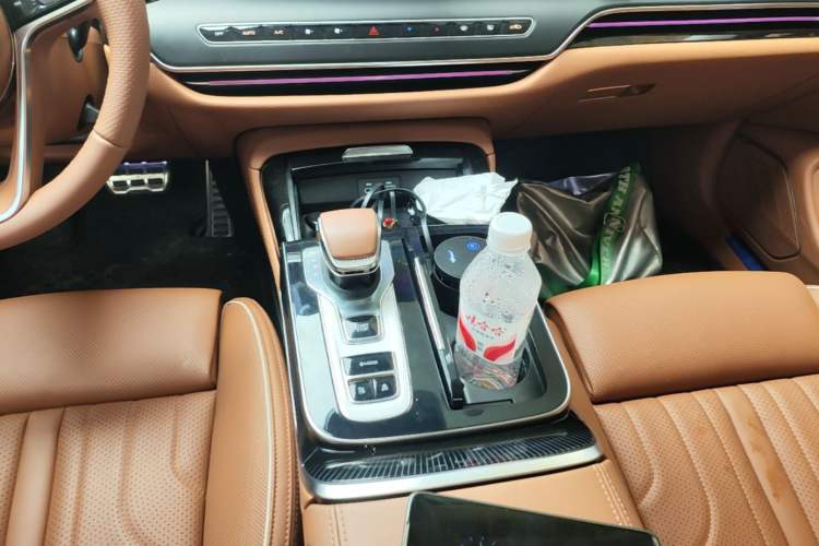 Used Hongqi H9 2025 Model Facelifted 2.0T Two-Wheel Drive Flag-Style Luxury Business Edition, 5 Seats Gear Lever