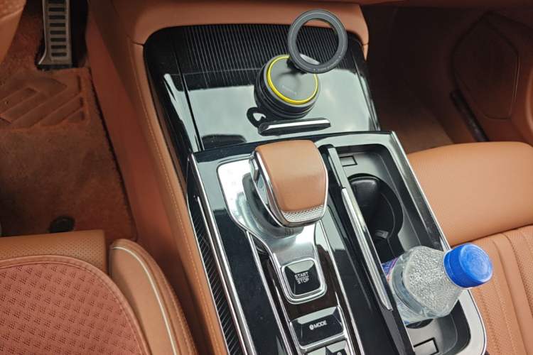 Used Hongqi H9 2025 2.0T Two-Wheel-Drive Flagship Private Enjoyment Style 5 Seats Gear Lever