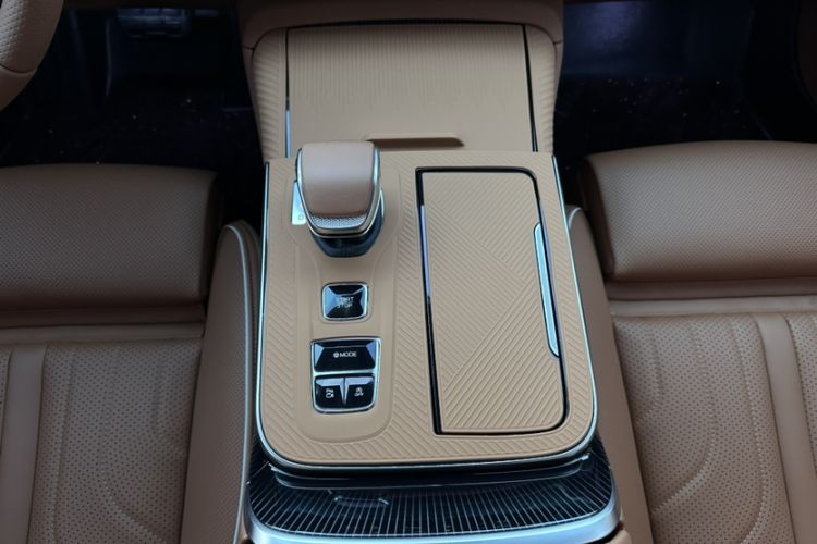 Used Hongqi H9 2025 Model Facelifted 2.0T Two-Wheel Drive Flag-Style Luxury Business Edition, 5 Seats Gear Lever