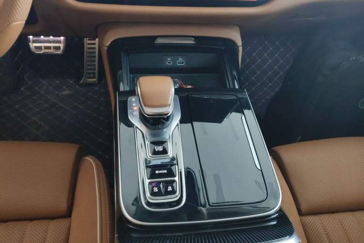 Used Hongqi H9 2025 2.0T Two-Wheel-Drive Flagship Private Enjoyment Style 5 Seats Gear Lever
