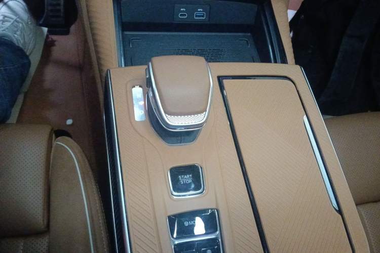 Used Hongqi H9 2025 Model Facelifted 2.0T Two-Wheel Drive Flag-Style Private Enjoyment Fashion Edition, 5 Seats Gear Lever