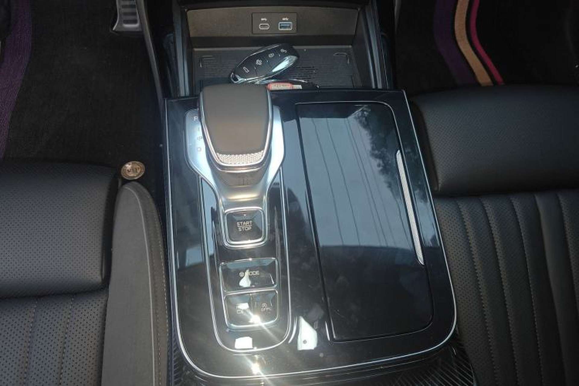 Used Hongqi H9 2025 2.0T Two-Wheel-Drive Flagship Private Enjoyment Style 5 Seats Gear Lever