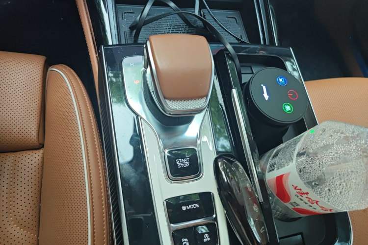 Used Hongqi H9 2025 2.0T Two-Wheel Drive Flagship Luxury Business Edition 5 Seats Gear Lever