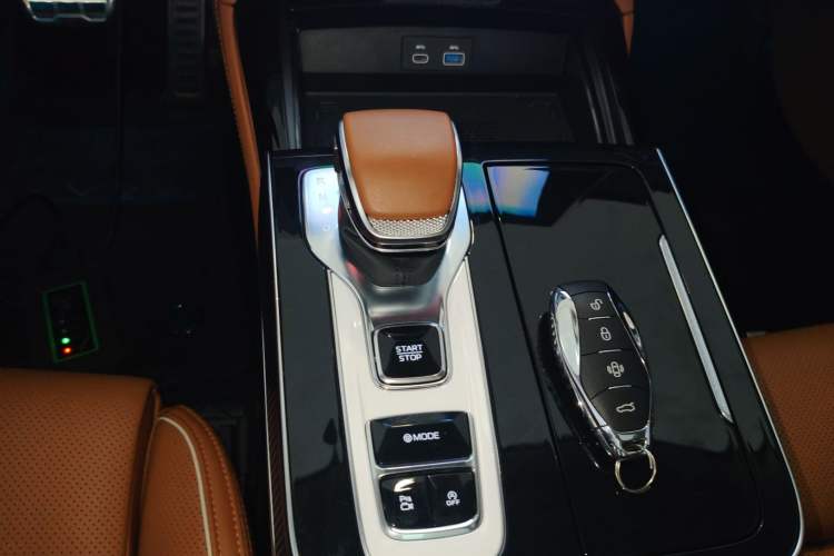 Used Hongqi H9 2025 2.0T Two-Wheel-Drive Flagship Luxury Business Edition 5 Seats Gear Lever