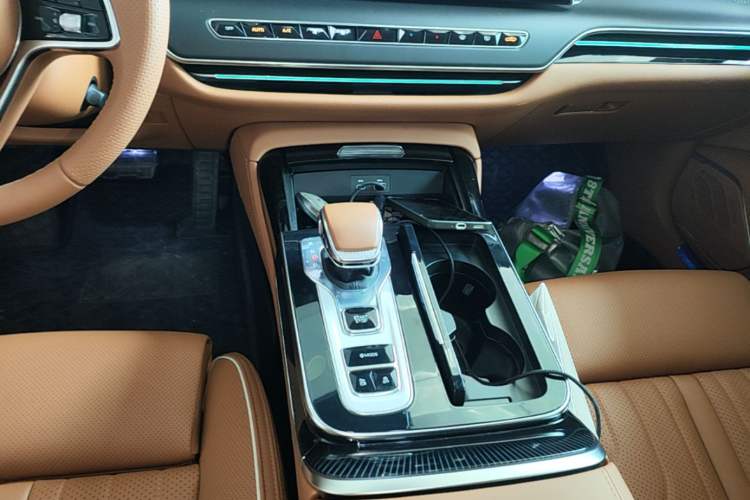 Used Hongqi H9 2025 Model Facelifted 2.0T Two-Wheel Drive Flag-Style Luxury Business Edition, 5 Seats Gear Lever