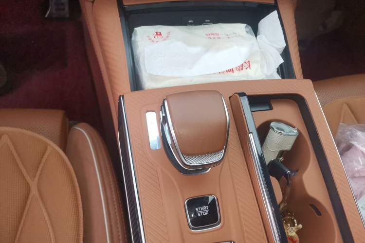 Used Hongqi H9 2025 Model Facelifted 2.0T Two-Wheel Drive Flag-Style Private Enjoyment Fashion Edition, 5 Seats Gear Lever