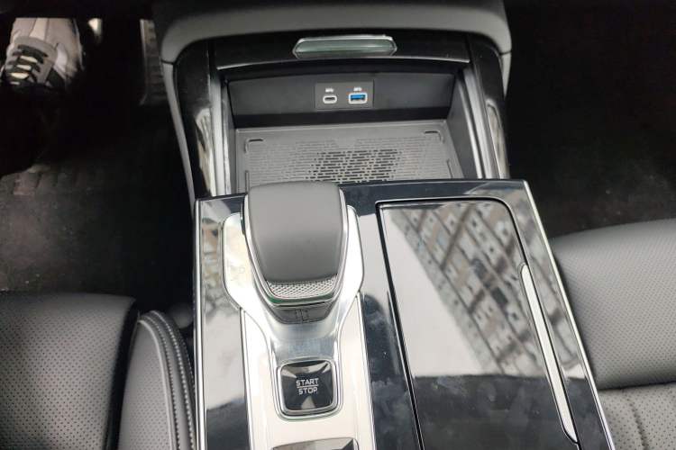 Used Hongqi H9 2025 2.0T Two-Wheel Drive Flagship Luxury Business Edition 5 Seats Gear Lever