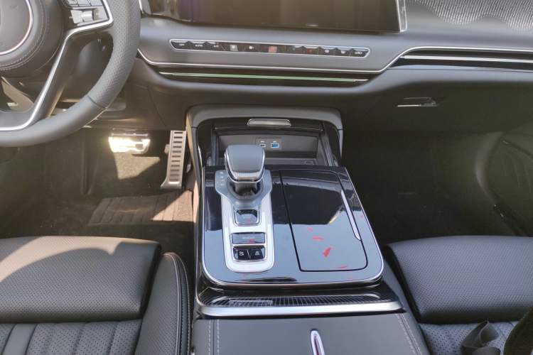 Used Hongqi H9 2025 2.0T Two-Wheel Drive Flagship Luxury Business Edition 5 Seats Gear Lever
