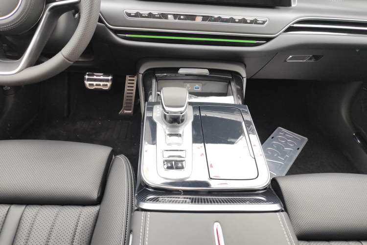 Used Hongqi H9 2025 2.0T Two-Wheel Drive Flagship Luxury Business Edition 5 Seats Gear Lever