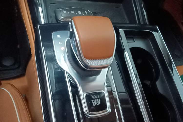 Used Hongqi H9 2025 2.0T Two-Wheel Drive Flagship Private Enjoyment Fashion Edition 5 Seats Gear Lever