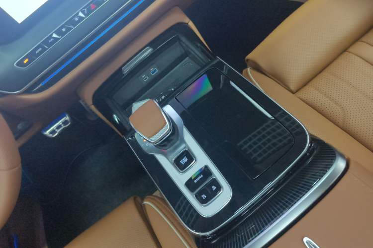 Used Hongqi H9 2025 Model Facelifted 2.0T Two-Wheel Drive Flag-Style Luxury Business Edition, 5 Seats Gear Lever