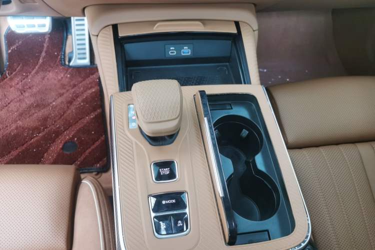 Used Hongqi H9 2025 Model Facelifted 2.0T Two-Wheel Drive Flag-Style Private Enjoyment Fashion Edition, 5 Seats Gear Lever