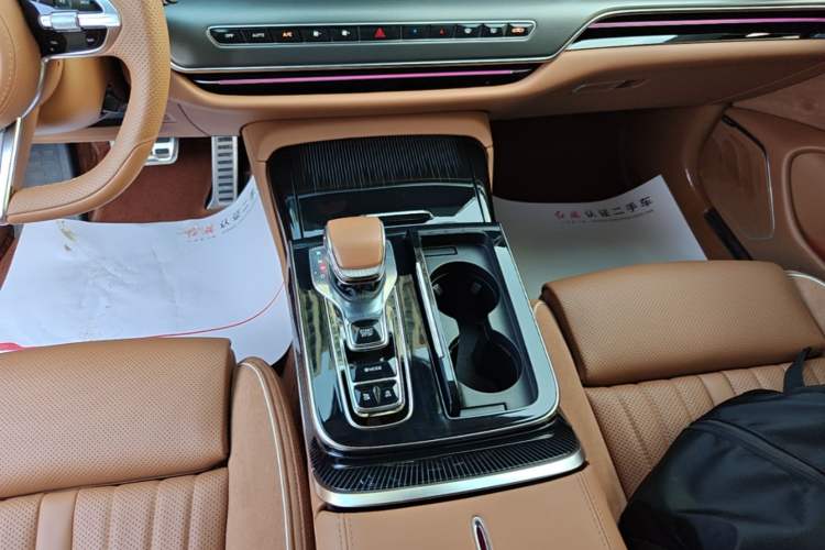 Used Hongqi H9 2025 Model Facelifted 2.0T Two-Wheel Drive Flag-Style Private Enjoyment Fashion Edition, 5 Seats Gear Lever