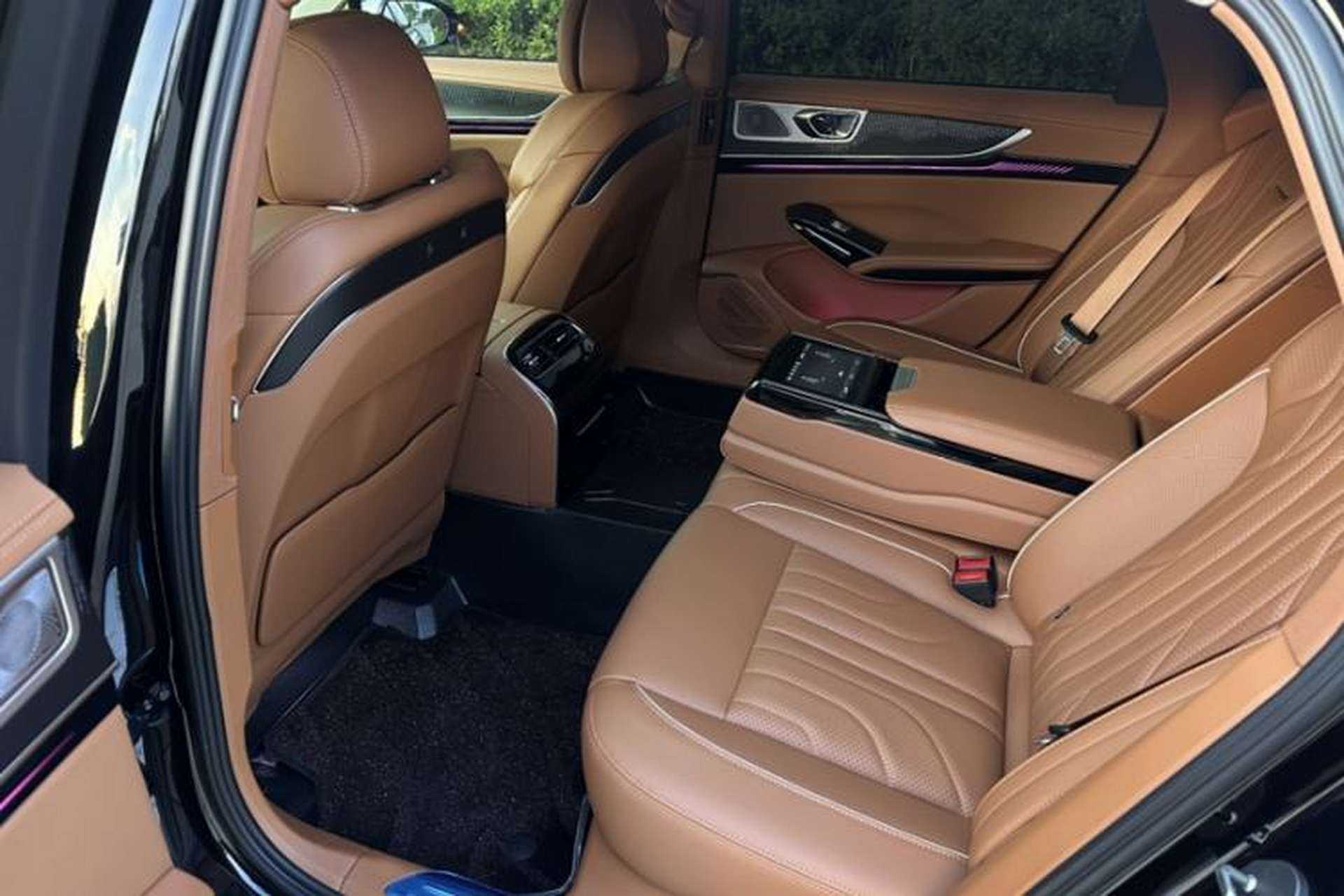 Used Hongqi H9 2025 Model Facelifted 2.0T Two-Wheel Drive Flag-Style Luxury Business Edition, 5 Seats Interior 1