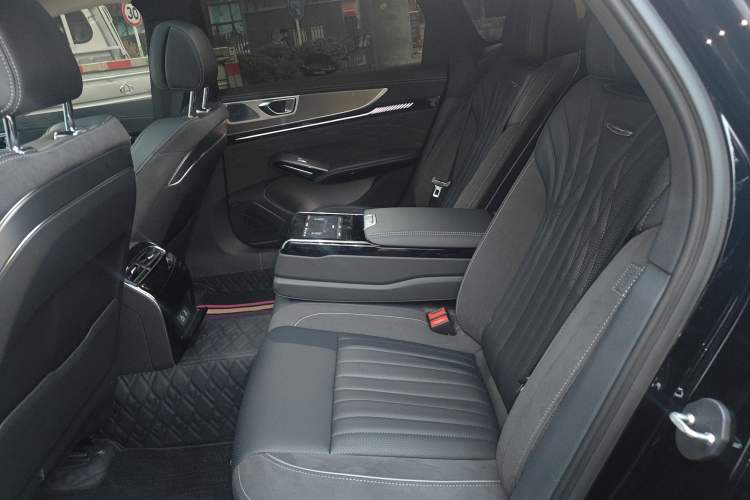 Used Hongqi H9 2025 2.0T Two-Wheel-Drive Flagship Private Enjoyment Style 5 Seats Interior 2