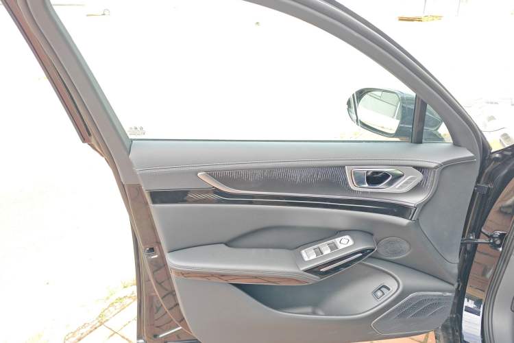 Used Hongqi H9 2025 2.0T Two-Wheel Drive Flagship Luxury Business Edition 5 Seats Interior 7