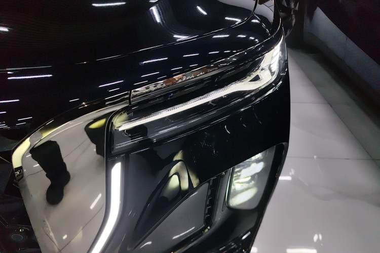 Used Hongqi H9 2025 2.0T Two-Wheel-Drive Flagship Private Enjoyment Style 5 Seats Left Front Headlight