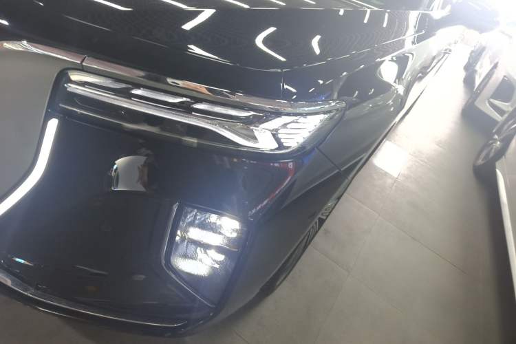 Used Hongqi H9 2025 Model Facelifted 2.0T Two-Wheel Drive Flag-Style Luxury Business Edition, 5 Seats Left Front Headlight