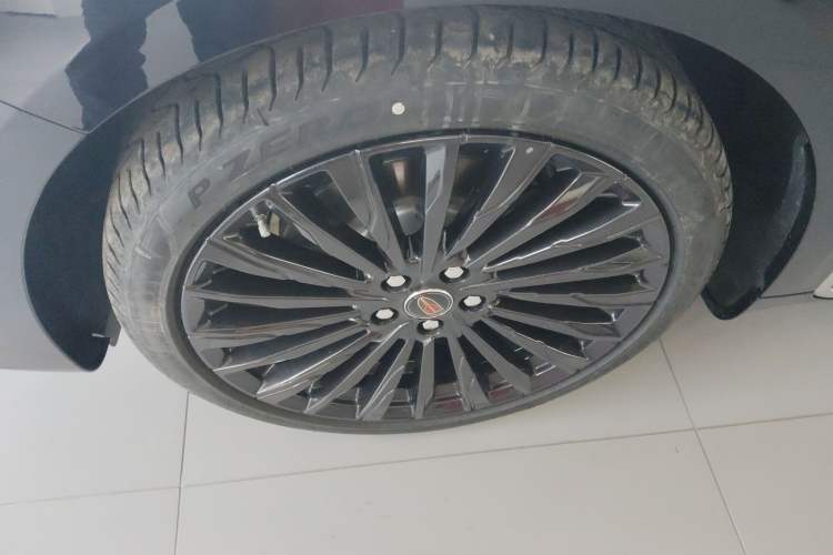 Used Hongqi H9 2025 2.0T Two-Wheel-Drive Flagship Private Enjoyment Style 5 Seats Left Front Wheel Hub