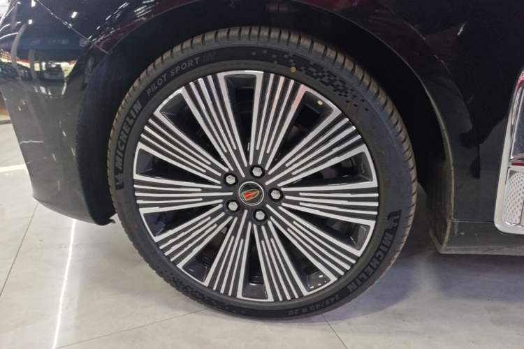 Used Hongqi H9 2025 Model Facelifted 2.0T Two-Wheel Drive Flag-Style Luxury Business Edition, 5 Seats Left Front Wheel Hub