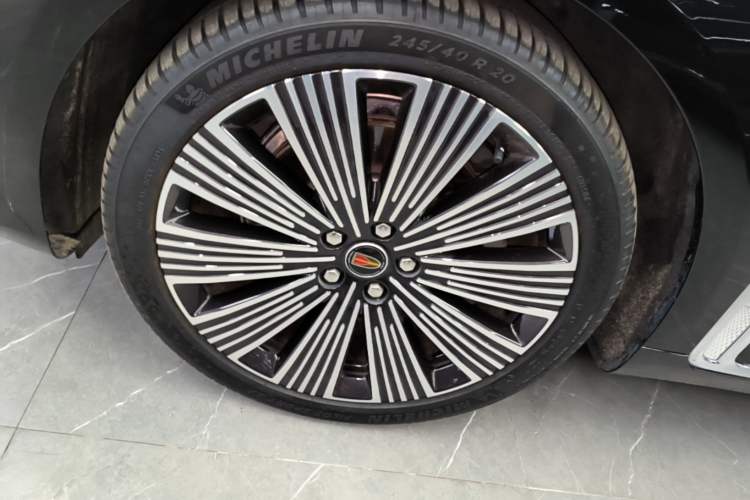 Used Hongqi H9 2025 Model Facelifted 2.0T Two-Wheel Drive Flag-Style Luxury Business Edition, 5 Seats Left Front Wheel Hub